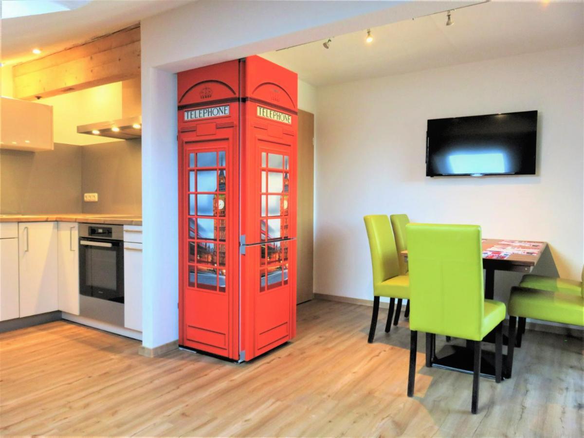 Weiss, Sandra Weiss Apartment *